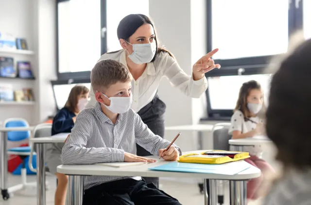 Ekspert: Nauczyciel powinien unikać uczniów [ROZMOWA]