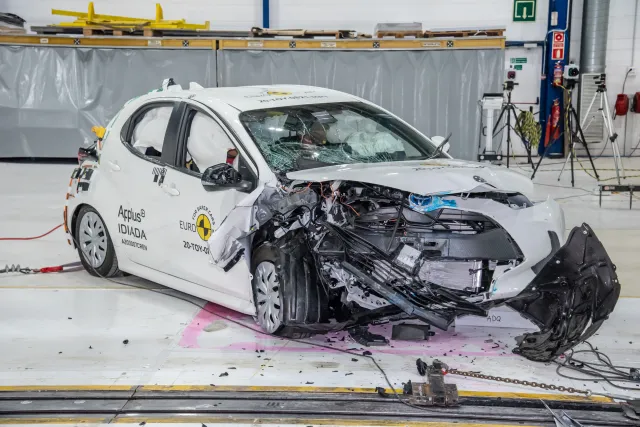 Nowa Toyota Yaris rozbita według nowych zasad. Czy jest bezpieczna w zderzeniu z SUV-em?