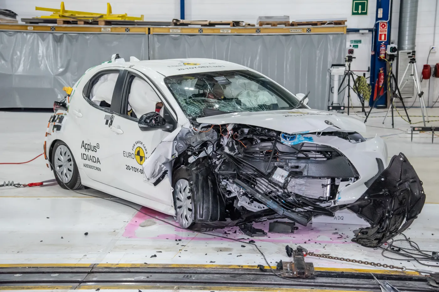 Nowa Toyota Yaris rozbita według nowych zasad. Czy jest bezpieczna w zderzeniu z SUV-em?