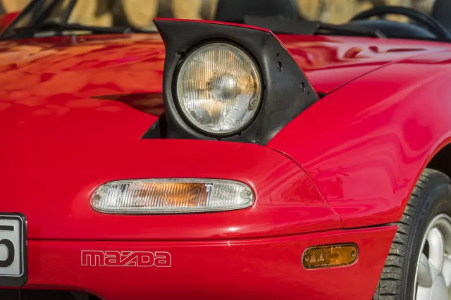 Mazda daje drugie życie MX-5 pierwszej generacji. Nowe części u dilerów