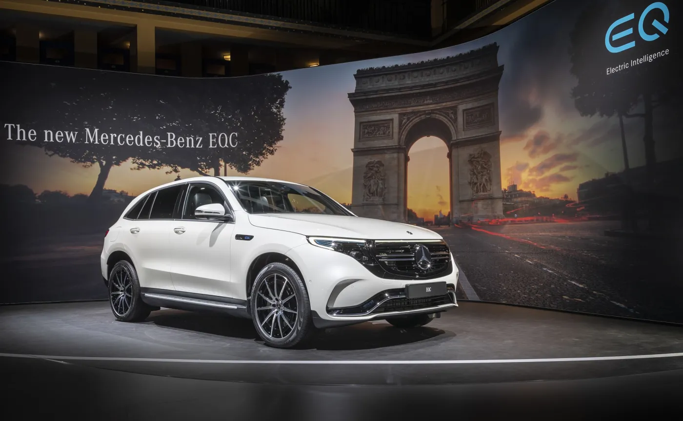 Mercedes EQC w podłodze skrywa baterię litowo-jonową o pojemności 80 kWh. Producent obiecuje, że przy podłączeniu do stacji 110 kW (w samochodzie zastosowano ładowarkę 7,4 kW) trzeba będzie poczekać ok. 40 minut na doładowanie akumulatorów z poziomu 10 proc. do 80 proc. 