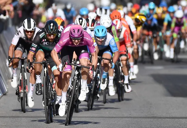 Alex Dowsett po samotnym finiszu wygrał ósmy etap Giro d'Italia