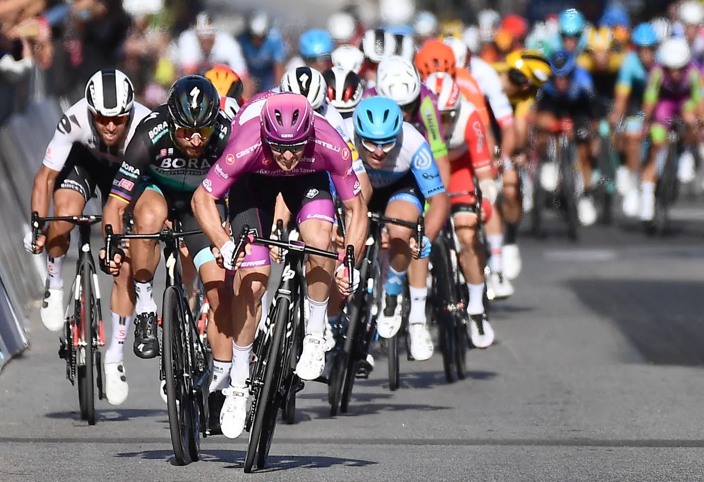 Alex Dowsett po samotnym finiszu wygrał ósmy etap Giro d'Italia