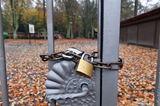 Mieli przecinać kłódki na cmentarzu. Zostali zatrzymani