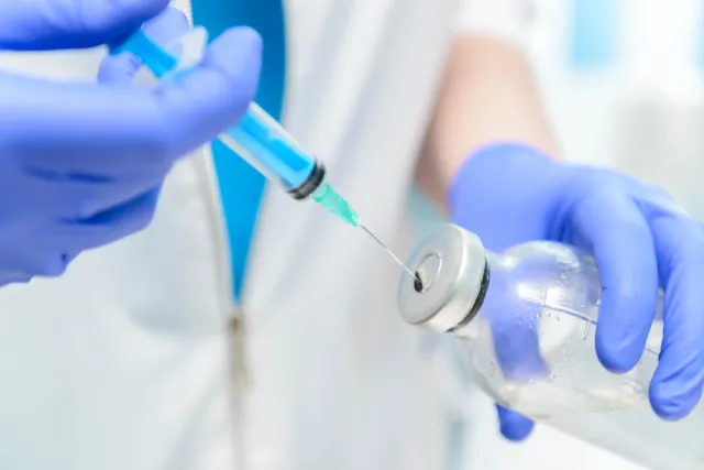 Zmarł uczestnik badań klinicznych szczepionki na Covid-19