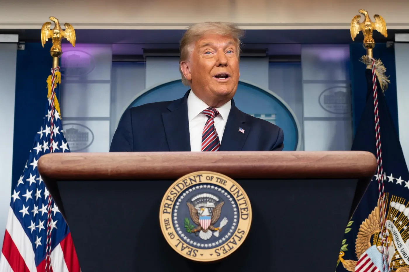 Trump nie daje za wygraną: Blokowano drzwi i zasłaniano okna lokali wyborczych