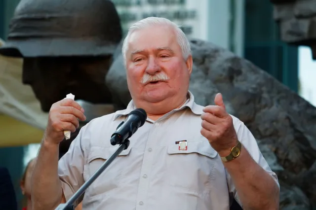 Wałęsa poskarżył się Brukseli na ministra cyfryzacji. Chodzi o wybory korespondencyjne