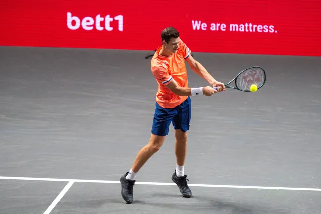 Hubert Hurkacz w 1/8 finału debla turnieju ATP w Paryżu