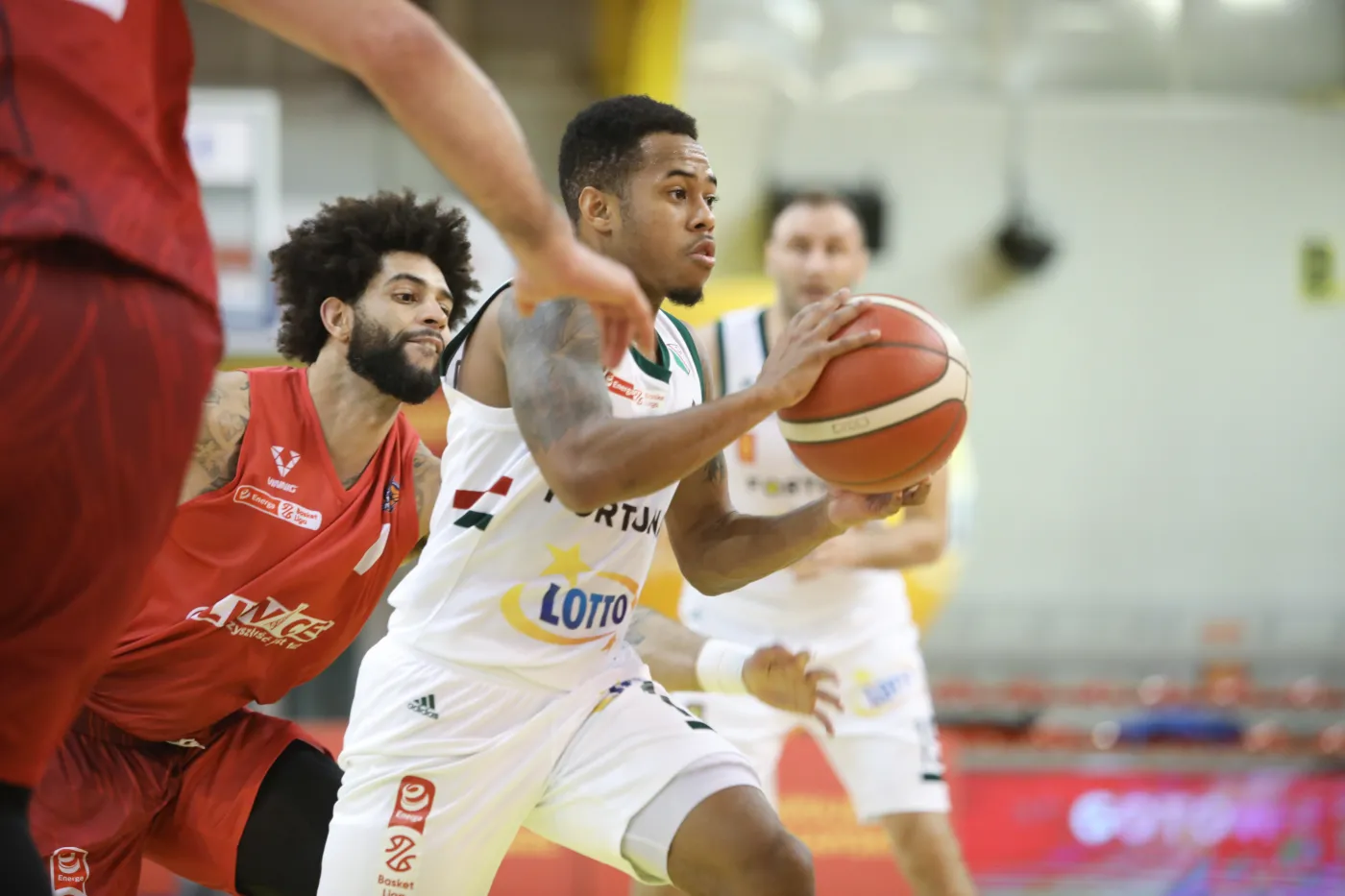 Koszykarz Legii Warszawa Justin Bibbins (P) i Joshua Perkins (L) z GTK Gliwice podczas meczu Ekstraklasy, w hali 