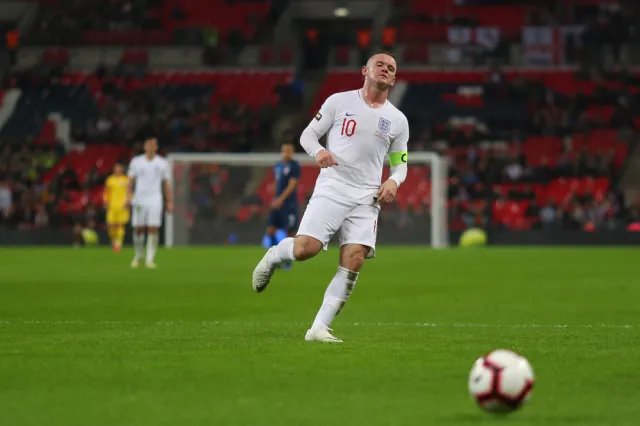 Wayne Rooney: Presja wywierana na piłkarzy, by zgodzili się na obniżenie pensji jest hańbą