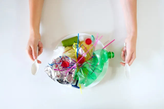 Izraelscy naukowcy ostrzegają: Plastik unosi się nad oceanami