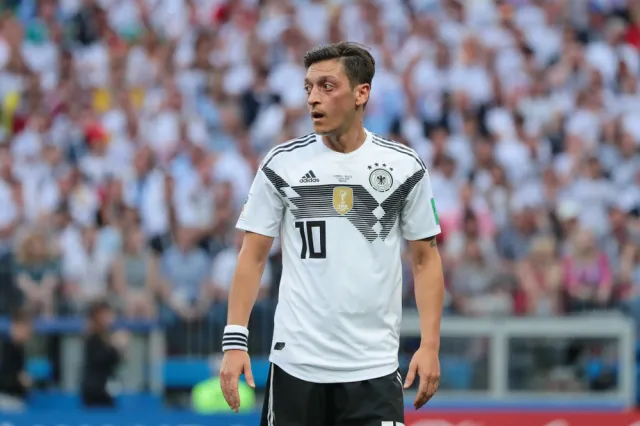 Mesut Oezil ruszył na ratunek słynnej maskotce "Kanonierów"