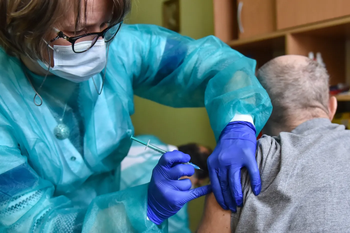 Seniorzy szturmują rejestrację szczepień. Kolejki przed przychodniami, problemy z infolinią
