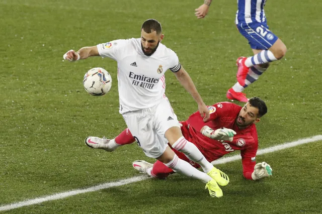 Real poradził sobie bez Zidane'a. Dwa gole Benzemy i pewna wygrana z Alaves