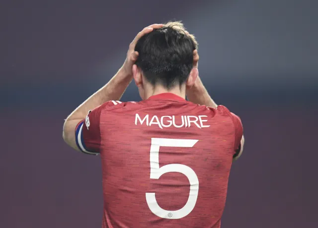 Piłkarze Premier League mają zakaz przytulania się i wymiany koszulek