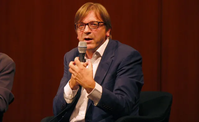 Guy Verhofstadt: Strategia szczepień UE poniosła fiasko