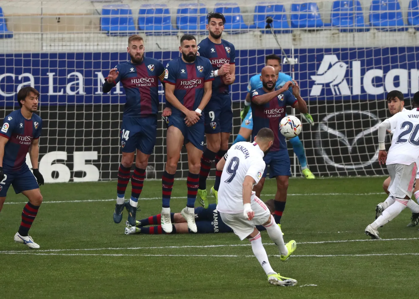 Real Madryt blisko kolejnego potknięcia. Varane wyręczył napastników