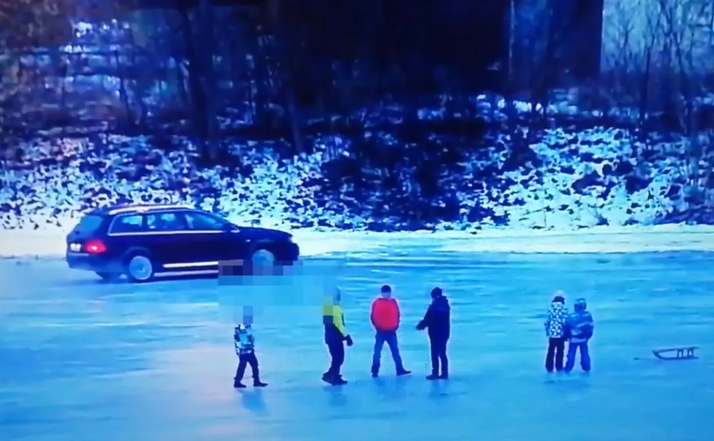 Samochodem driftował po zamarzniętej rzece. Obok bawiły się dzieci