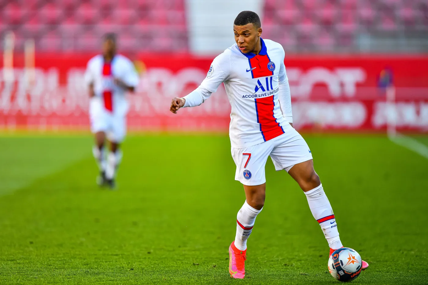 Paris Saint-Germain nie dało szans Dijon. Dwa gole Mbappe