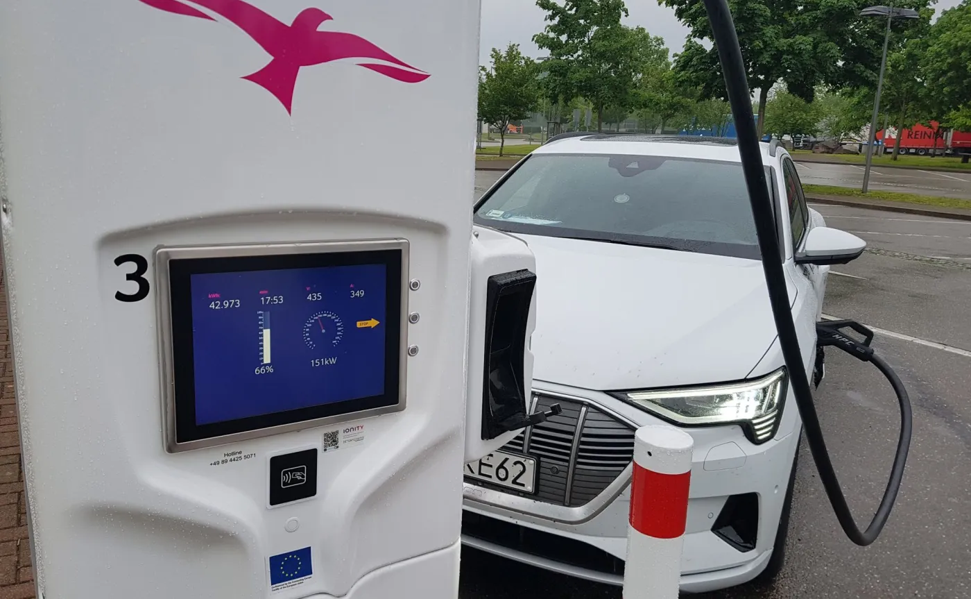 Dopłaty do samochodów elektrycznych. Rząd zmienia zdanie, załapie się więcej chętnych