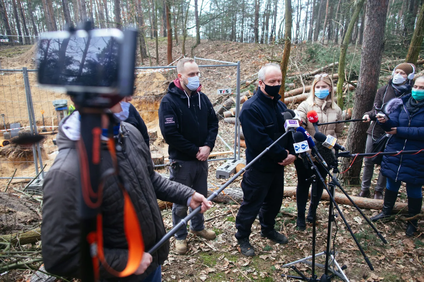 Zbiorowy grób dorosłych i dzieci odkryty na Białołęce. IPN: To ofiary zbrodni niemieckich [ZDJĘCIA]