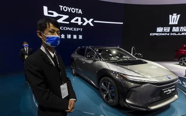 Toyota bZ4X ujawniona. Elektryczny napęd i koniec kierownicy