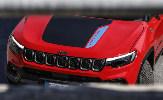 Nowy Jeep Compass już w Polsce. Tak SUV zawstydza silnik Diesla