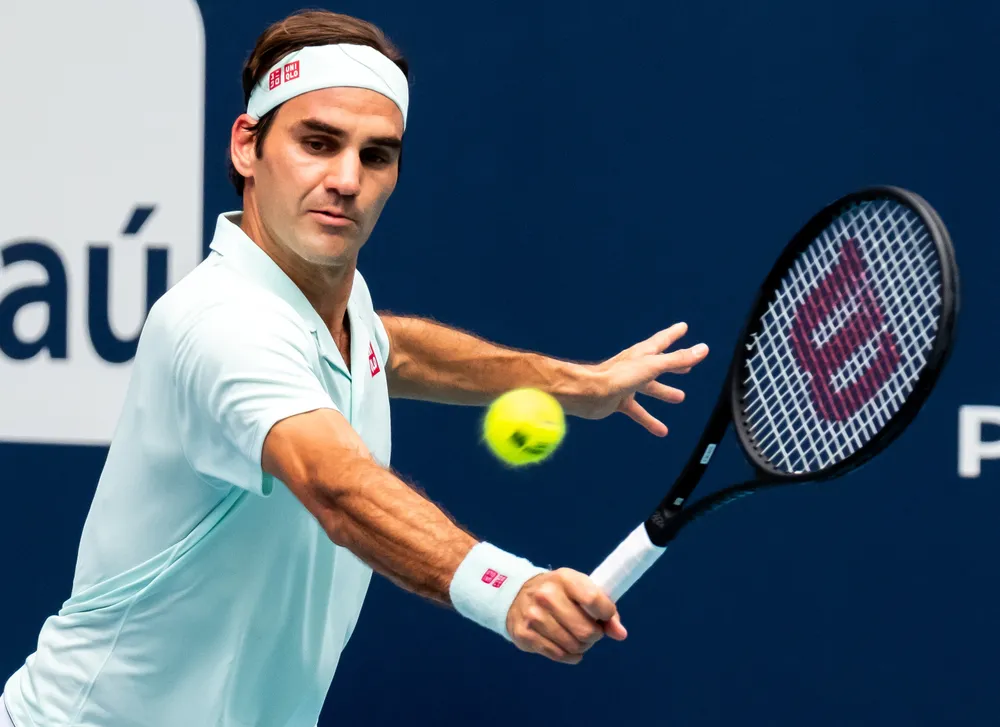 Roger Federer wystawia na aukcję rakiety, buty i elegancki sweter