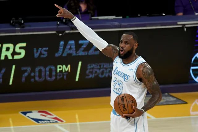 Liga NBA: Obrońcy tytułu zaczęli play off od porażki. Bójka na parkiecie