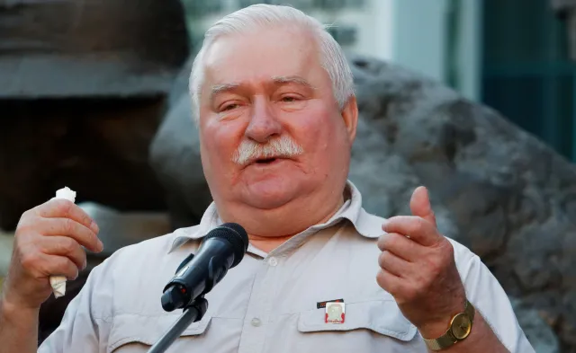 Wałęsa o szczepieniach poza kolejnością: Skorzystałbym bez wahania