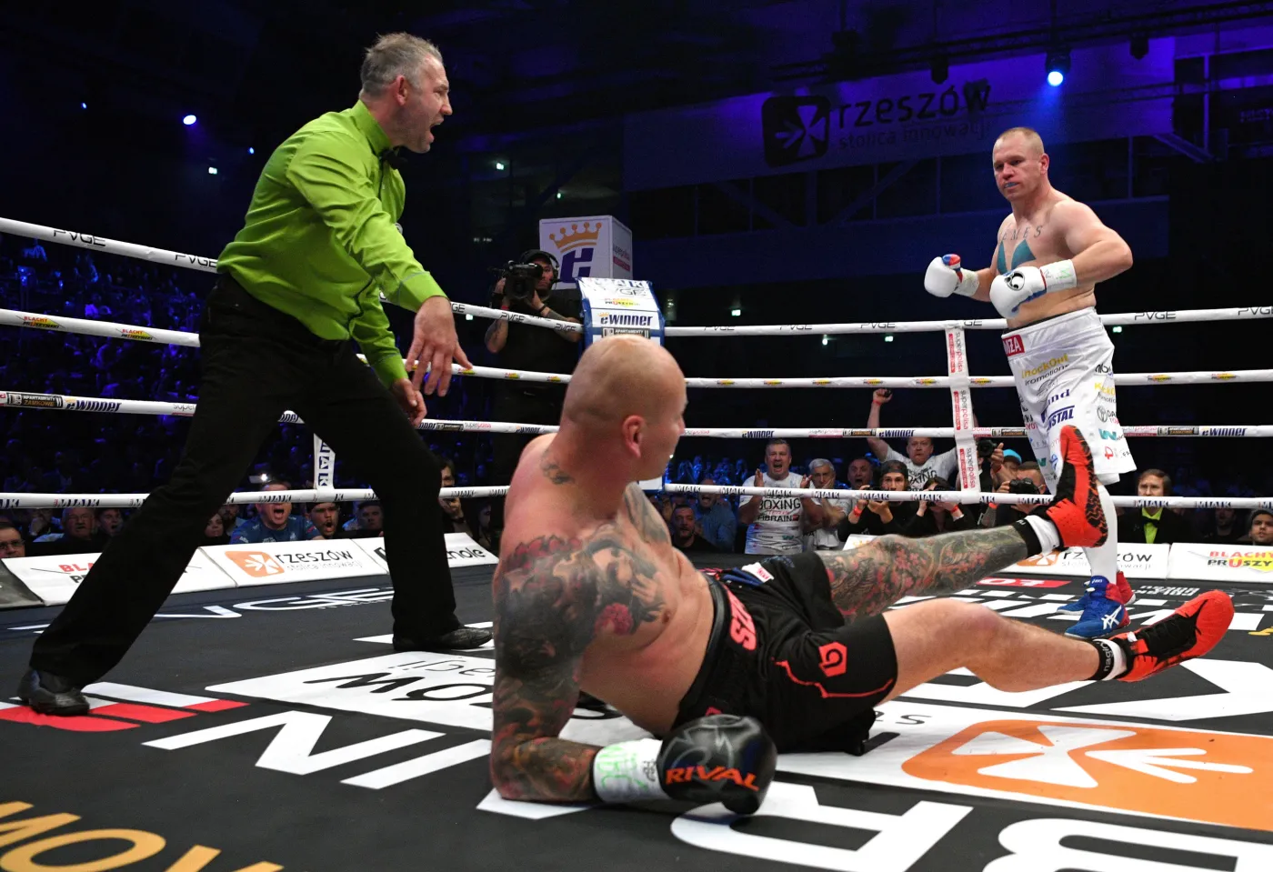 Artur Szpilka (C) na deskach w pojedynku o pas WBC International w wadze bridger z Łukaszem Różańskim (P) podczas gali bokserskiej KnockOut Boxing Night 15