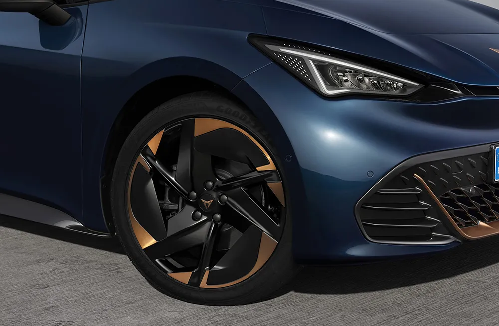 CUPRA Born wjeżdża do Polski i zawstydza Volkswagena nie tylko stylem