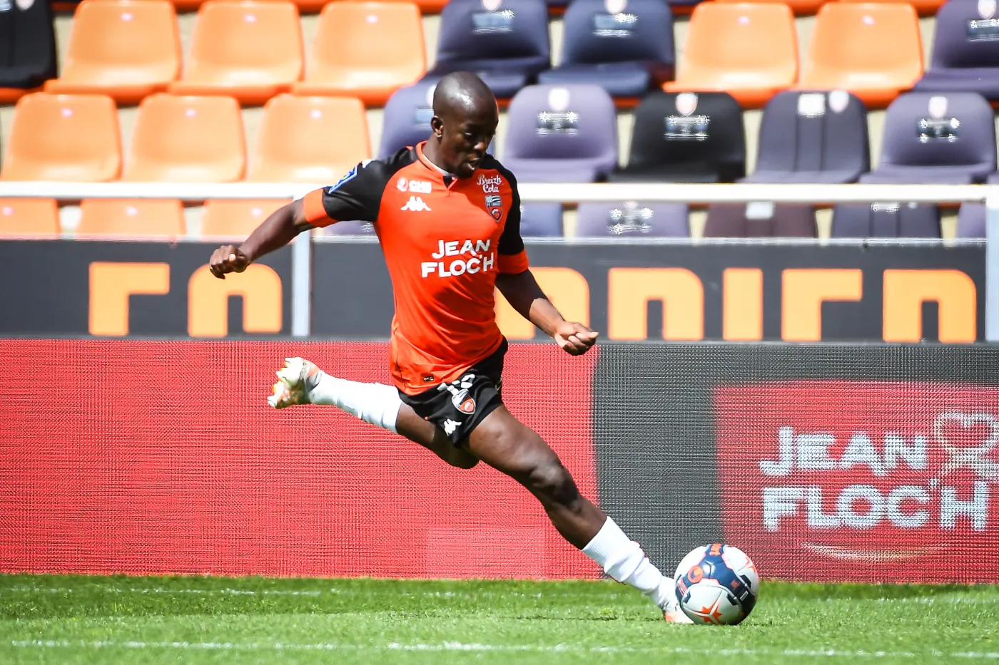 Piłkarz FC Lorient oblany żrącą substancją w swoim domu