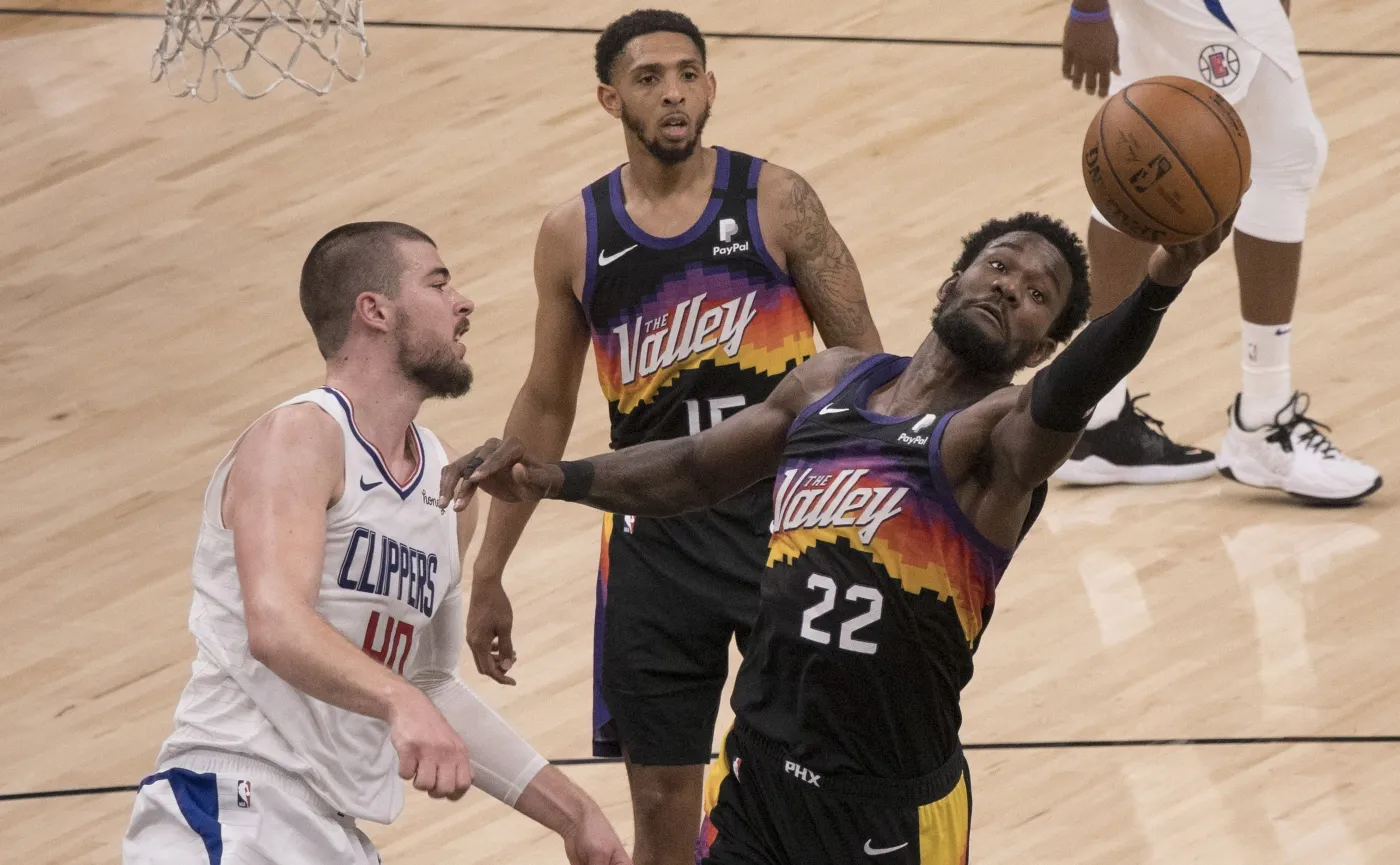 Deandre Ayton "wsadził" piłkę do kosza na 0,7 s przed końcową syreną