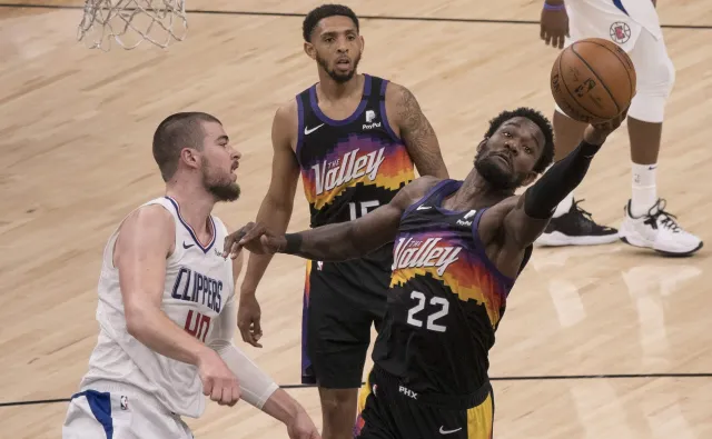 Deandre Ayton "wsadził" piłkę do kosza na 0,7 s przed końcową syreną