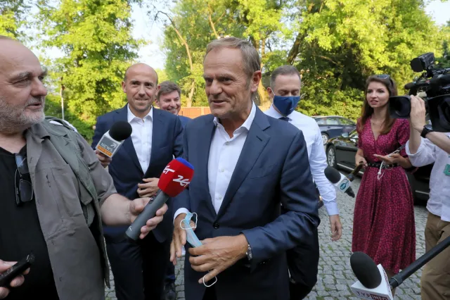 Zmiany na scenie politycznej po powrocie Tuska. Najnowsze SONDAŻE