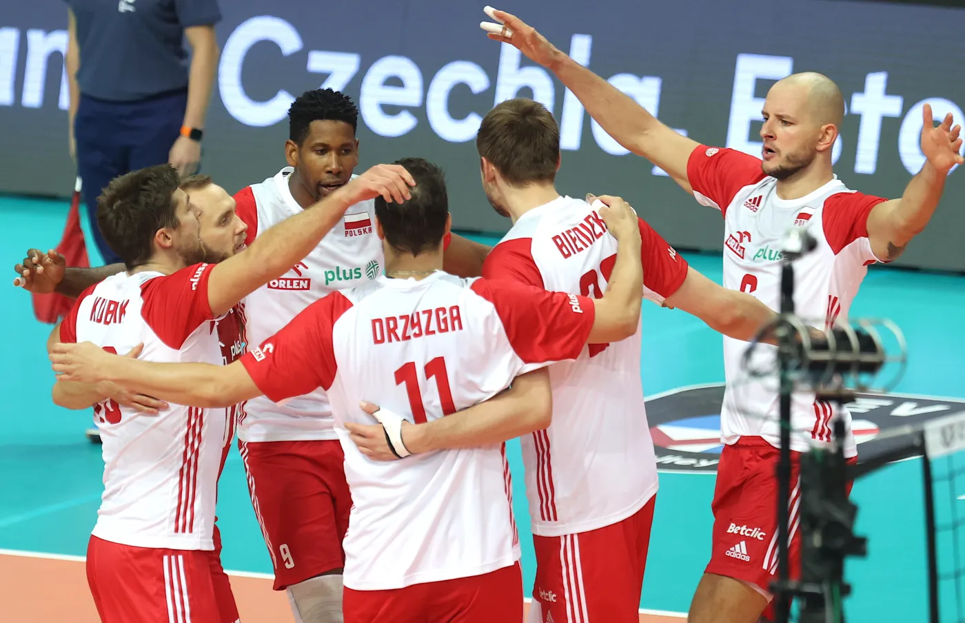 Radość zawodników reprezentacji Polski podczas meczu z Serbią o brązowy medal mistrzostw Europy siatkarzy w Katowicach