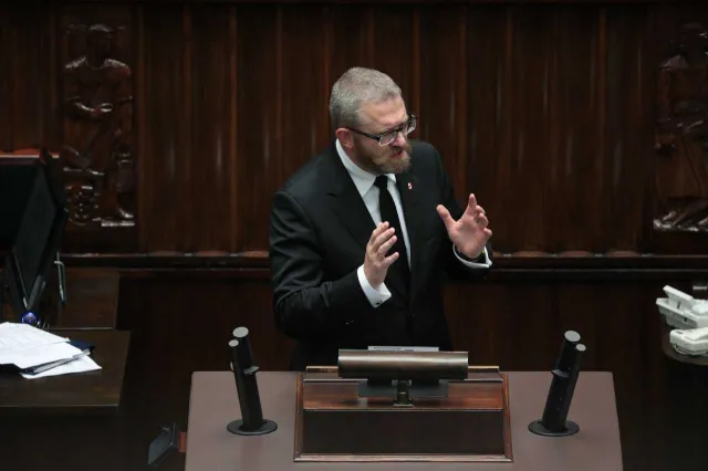 Kłopoty posła Brauna. W sprawie maseczki "konsekwentnie łamie egulamin"