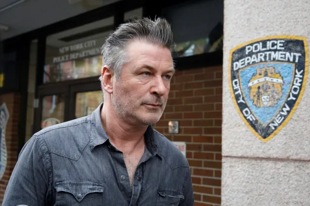 Alec Baldwin śmiertelnie postrzelił kobietę na planie westernu. "Jestem załamany"