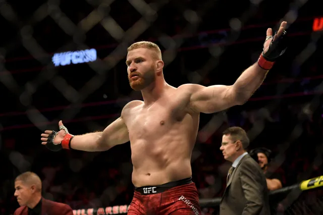 Jan Błachowicz stracił mistrzowski pas UFC. Przegrał przez poddanie [WIDEO]