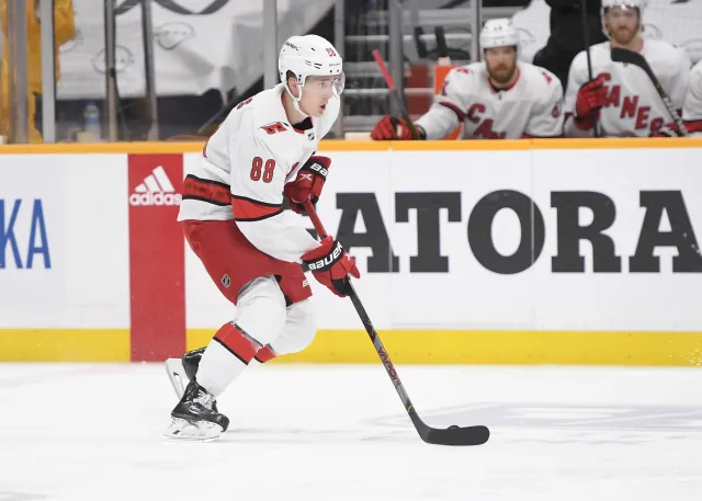 NHL. Carolina Hurricanes wciąż niepokonani. Do rekordu już niedaleko