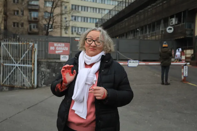Lempart kontra sprzątaczka przed siedzibą PiS. "To niech pani umyje teraz!"