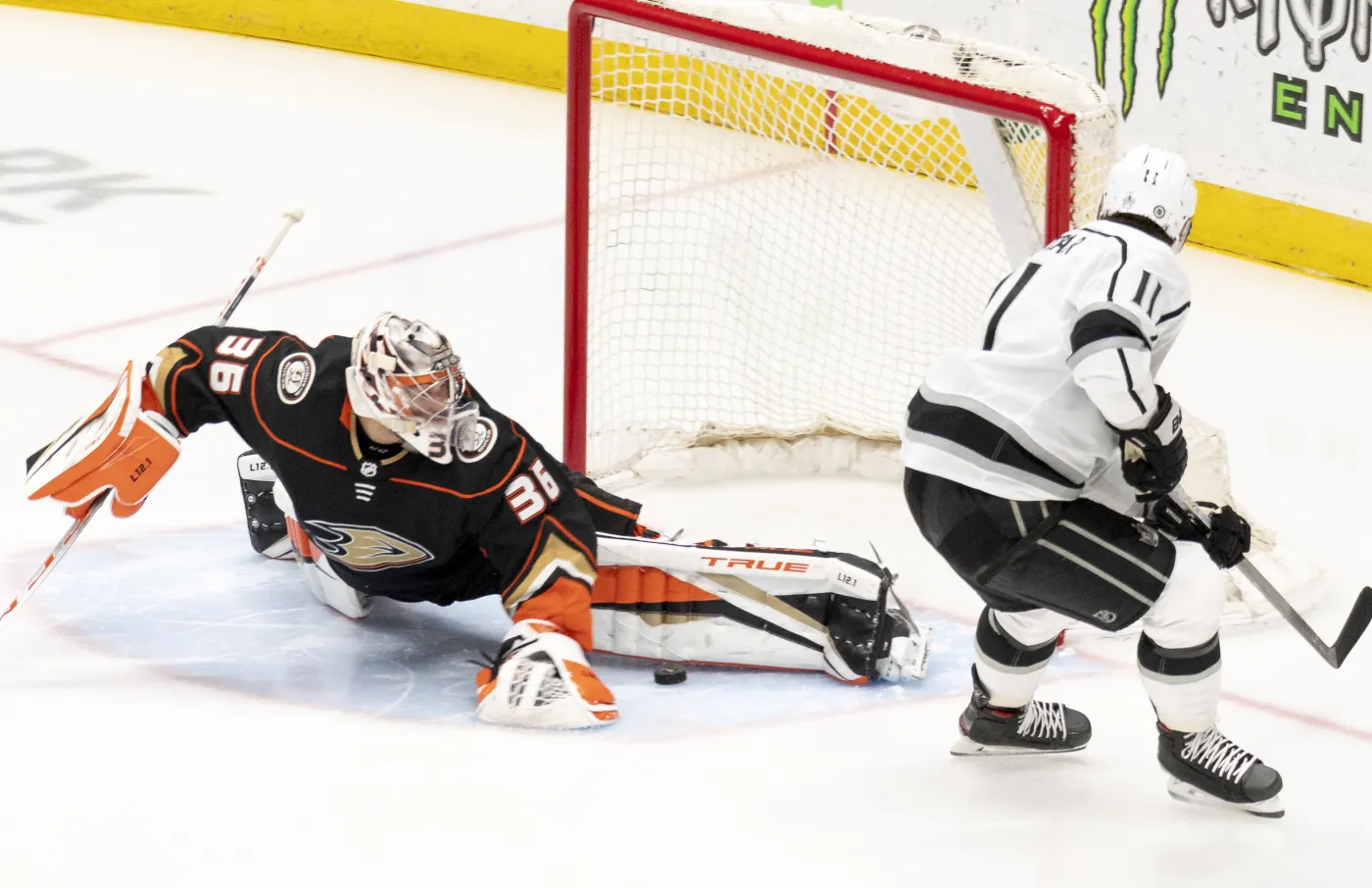 NHL. Hurricanes przerwali zwycięską serię Ducks, wielki mecz bramkarzy