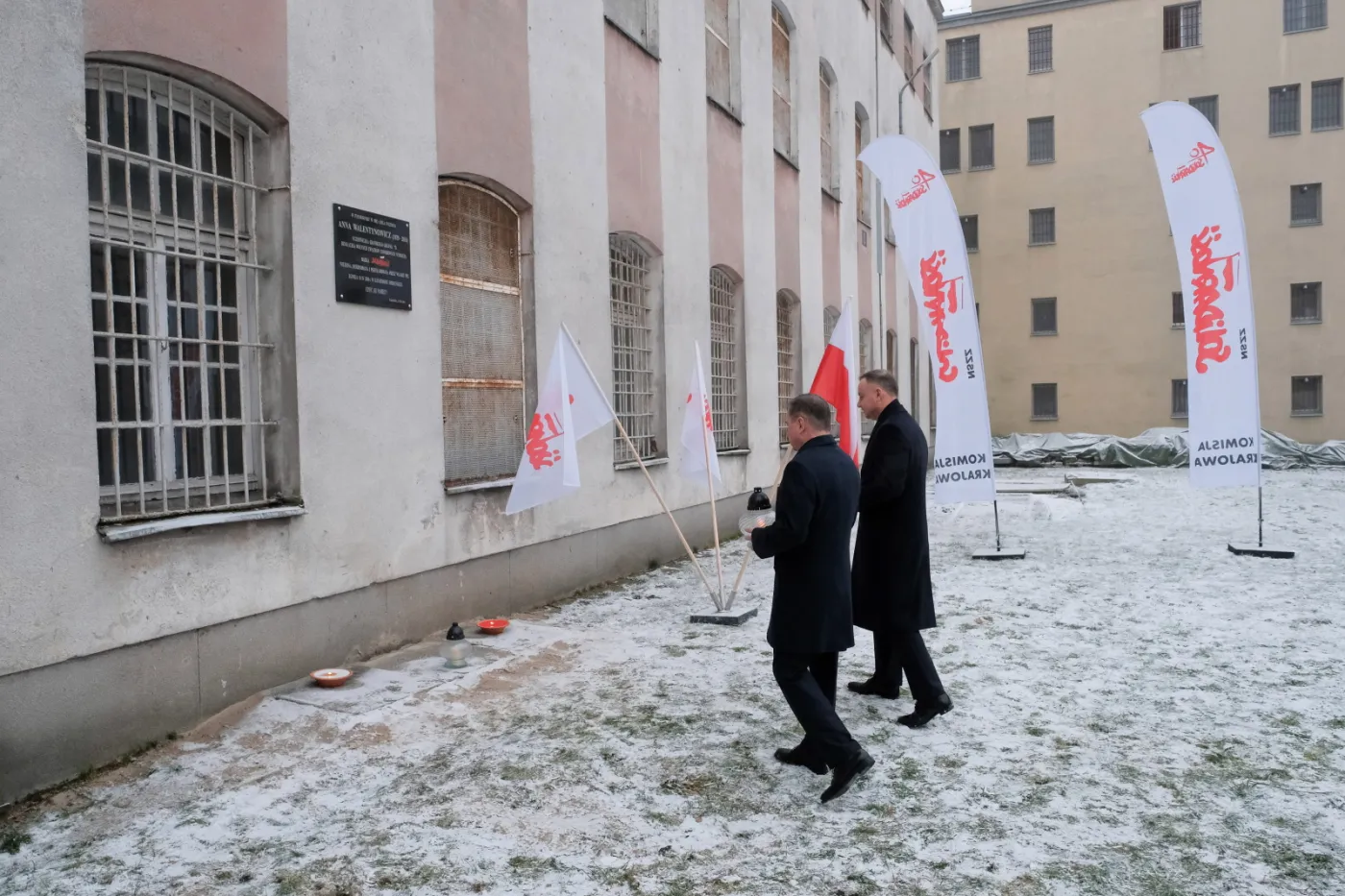 Znicze zapłonęły przed tablicą upamiętniającą Kornela Morawiekiego
