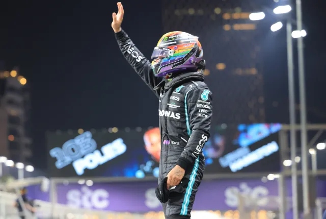Hamilton wygrał GP Arabii Saudyjskiej. Szampany wystrzelą za tydzień