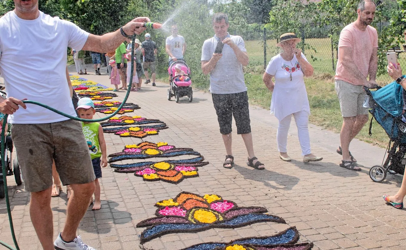 Tradycja dywanów kwiatowych na procesje Bożego Ciała na liście UNESCO