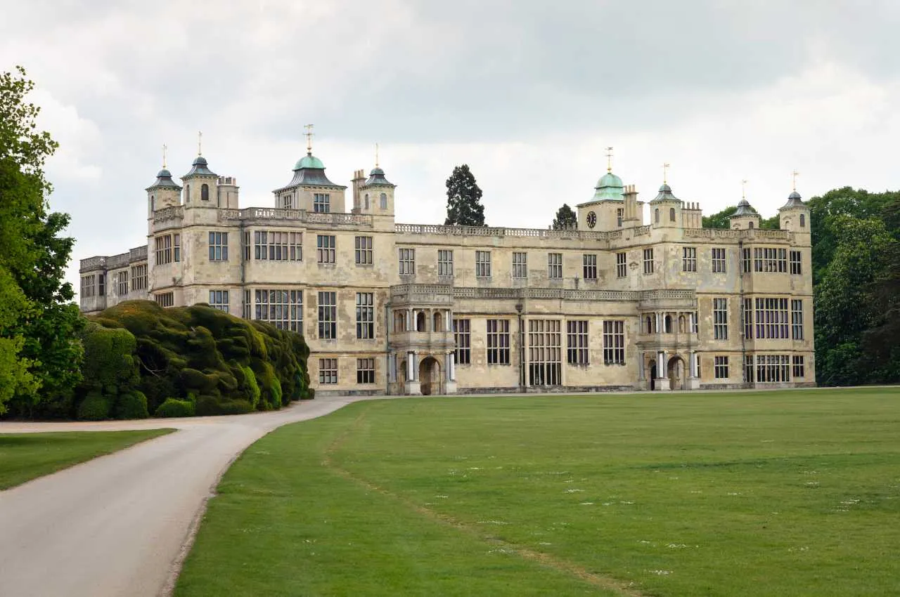 Nazwiska na ścianie i album z fotografiami. Pamiątki po Cichociemnych odnalezione w Audley End
