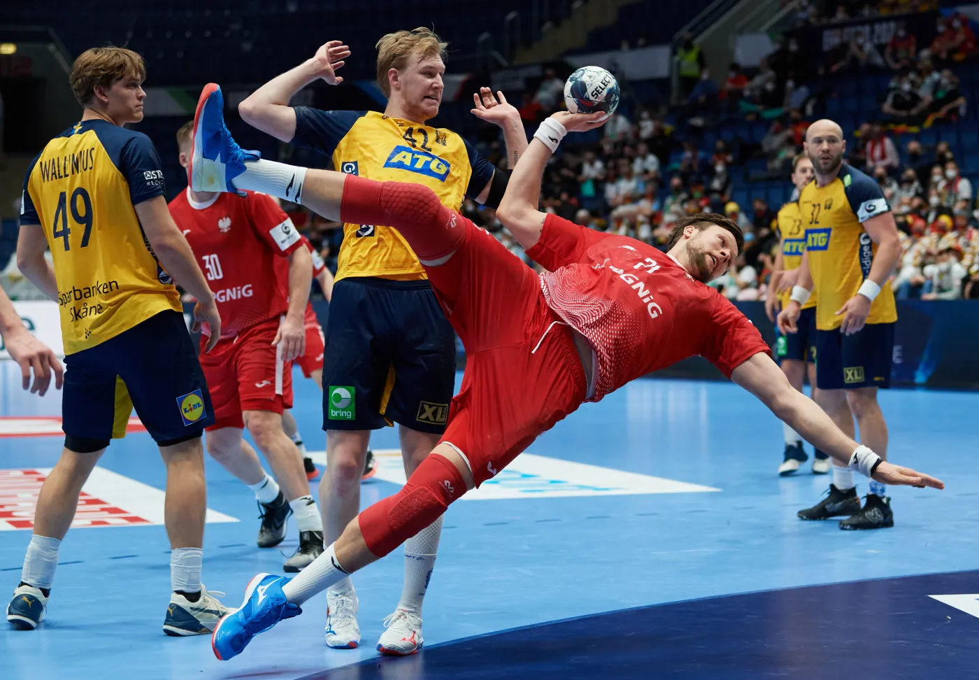 Kamil Syprzak (P) oraz Eric Johansson (C) i Karl Wallinius (L) ze Szwecji podczas meczu grupy II rundy zasadniczej mistrzostw Europy piłkarzy ręcznych w Bratysławie