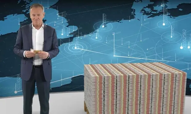 Tusk pokazuje banknot, paletę banknotów, cały stadion palet. "To nie są patrioci, to są idioci"