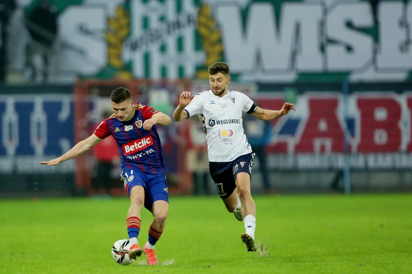 Derby Śląska bez goli. Piłkarze Piasta i Górnika wsparli Ukrainę [WIDEO]